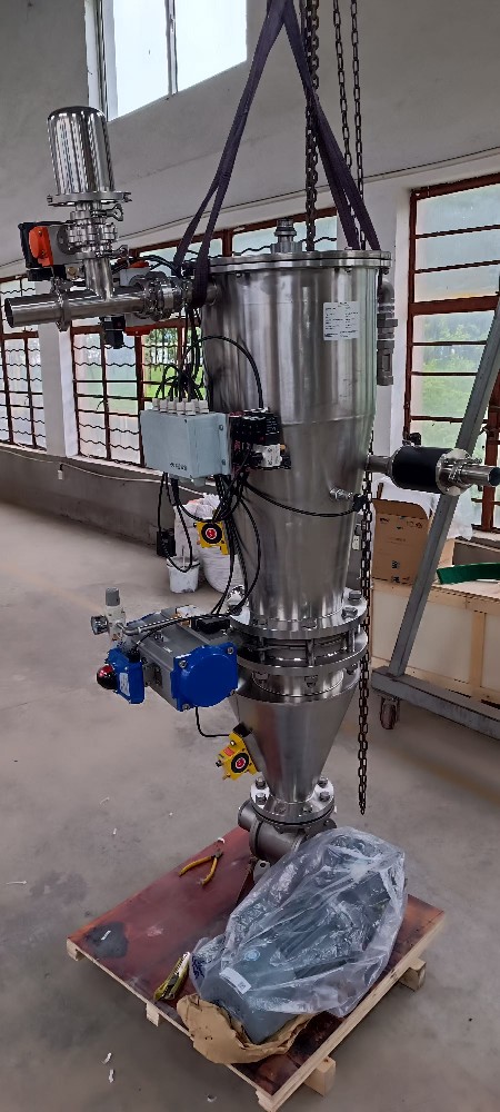 高純氧化鋁粉末均勻加料至攪拌釜